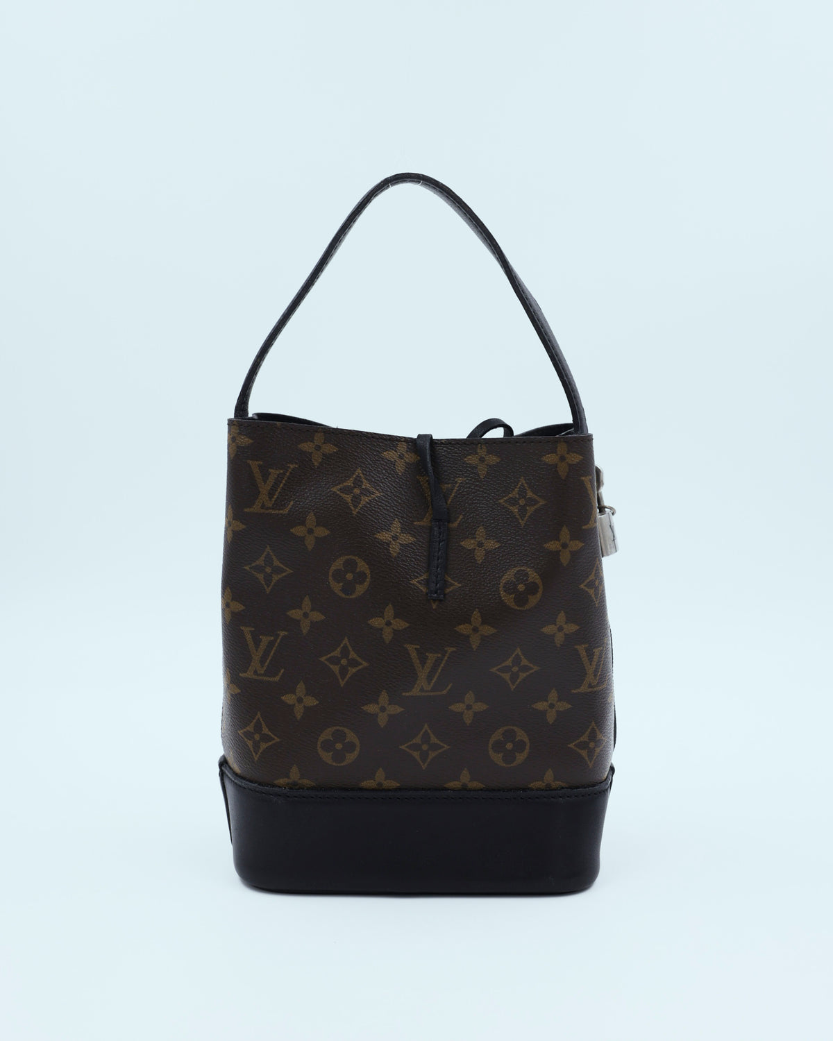 LOUIS VUITTON Idole Monogram Canvas schwarz als Secondhand Designerhandtasche mit Monogramm und schwarzem Lederboden