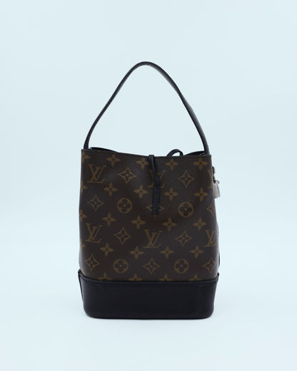 LOUIS VUITTON Idole Monogram Canvas schwarz als Secondhand Designerhandtasche mit Monogramm und schwarzem Lederboden