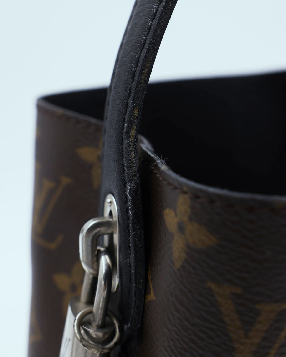 LOUIS VUITTON Idole Monogram Canvas schwarz, Detailansicht der Henkelbefestigung