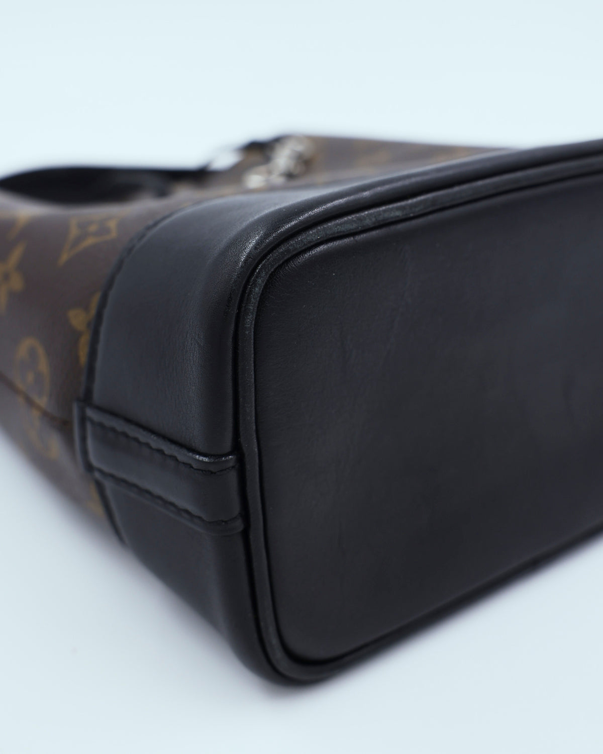 LOUIS VUITTON Idole Monogram Canvas schwarz, Detailansicht der schwarzen Designerhandtasche