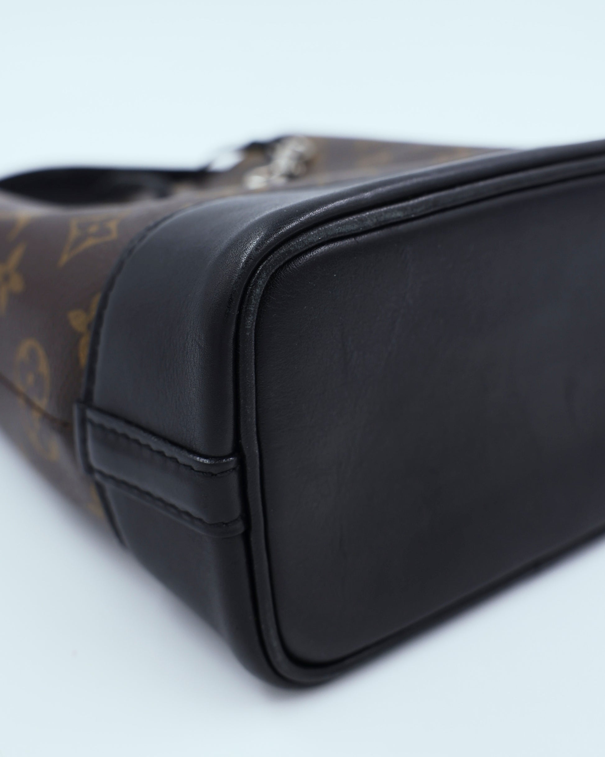LOUIS VUITTON Idole Monogram Canvas schwarz, Detailansicht der schwarzen Designerhandtasche