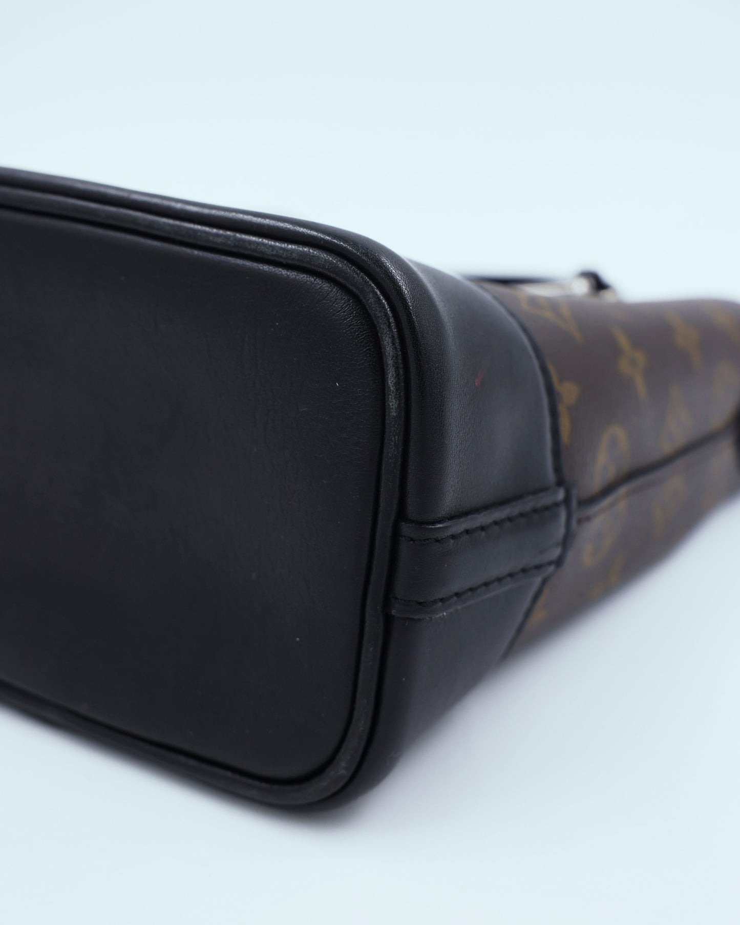 LOUIS VUITTON Idole Monogram Canvas schwarz Detailansicht der Designerhandtasche aus Monogram Canvas