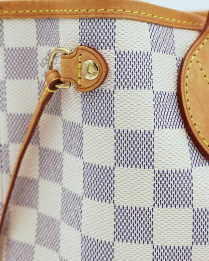LOUIS VUITTON Neverfull PM Damier Azur mit charakteristischem Karomuster und Lederdetails