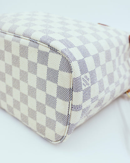 LOUIS VUITTON Neverfull PM Damier Azur Detailansicht der karierten Designerhandtasche