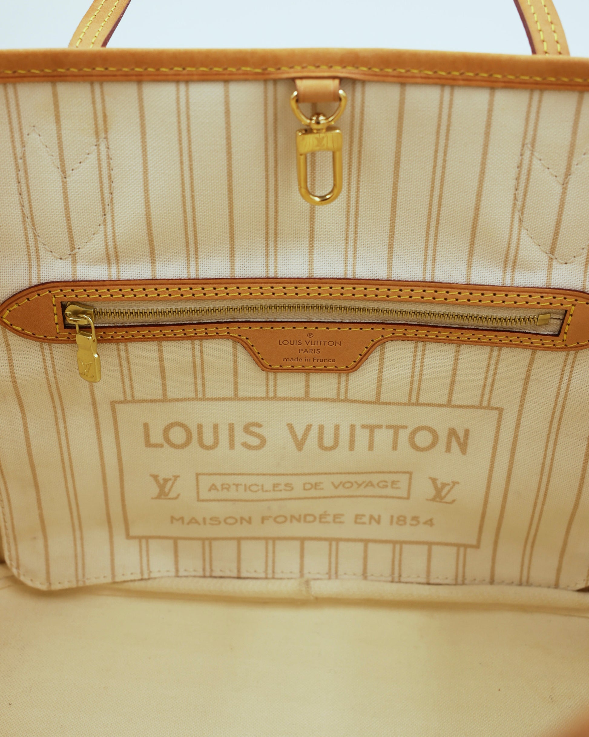 LOUIS VUITTON Neverfull PM Damier Azur Innenansicht mit Reißverschlussfach und Markenprägung
