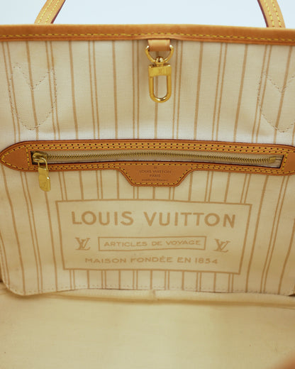 LOUIS VUITTON Neverfull PM Damier Azur Innenansicht mit Reißverschlussfach und Markenprägung