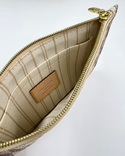 LOUIS VUITTON Neverfull PM Damier Azur mit geräumigem Innenfach und goldenem Reißverschluss