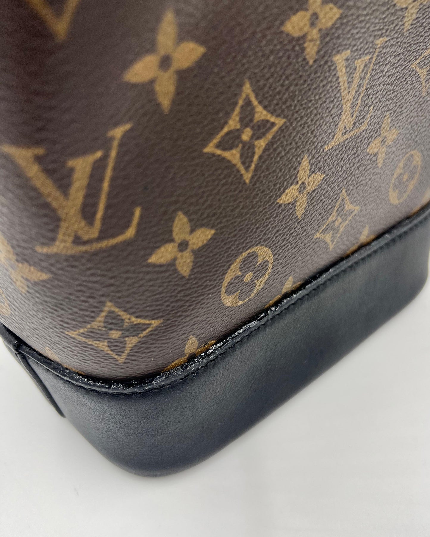 LOUIS VUITTON Idole Monogram Canvas schwarz Detailansicht der Monogramm Oberfläche und schwarzen Lederdetails