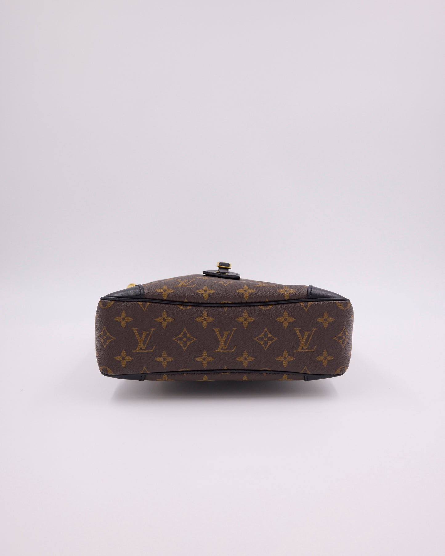 Louis Vuitton Odeon Monogram Canvas schwarz, Unterseite der Designerhandtasche mit Monogramm Muster