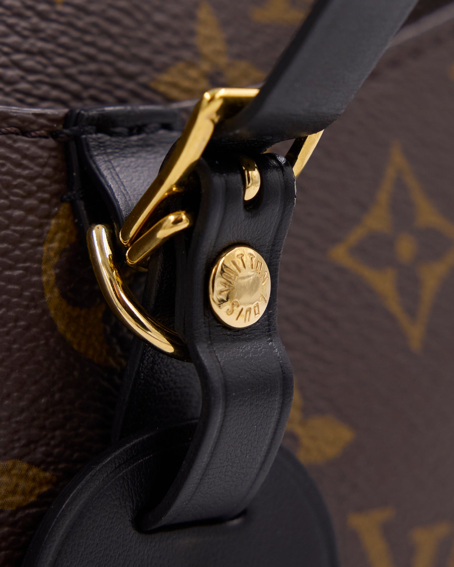Louis Vuitton Odeon Monogram Canvas schwarz mit schwarzem Leder und goldfarbenen Beschlägen