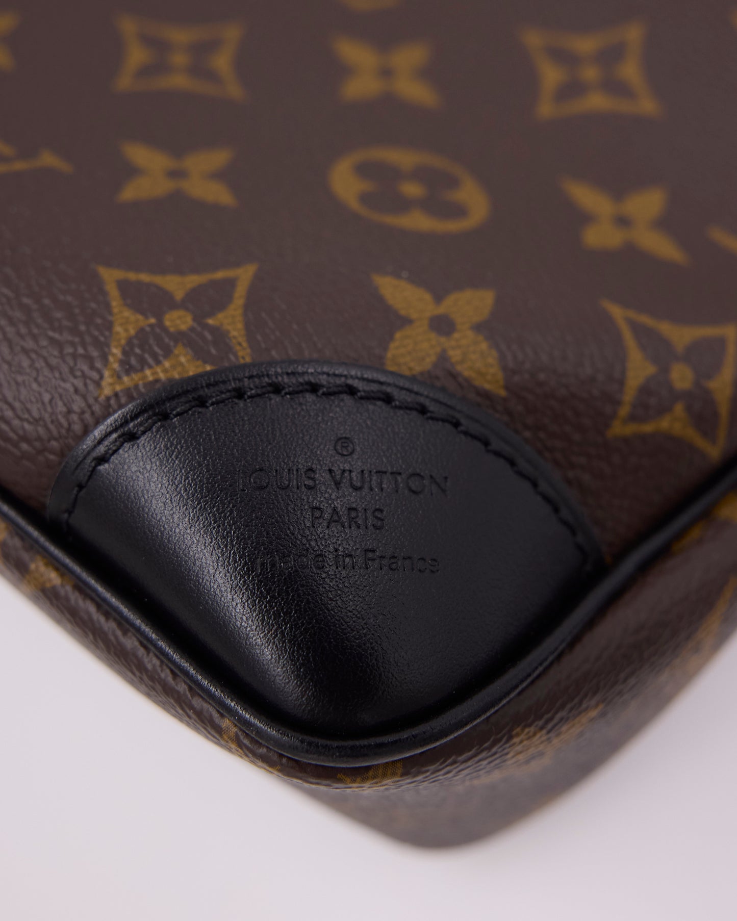 Louis Vuitton Odeon Monogram Canvas schwarz mit eingeprägtem Markenlogo und Monogramm Muster