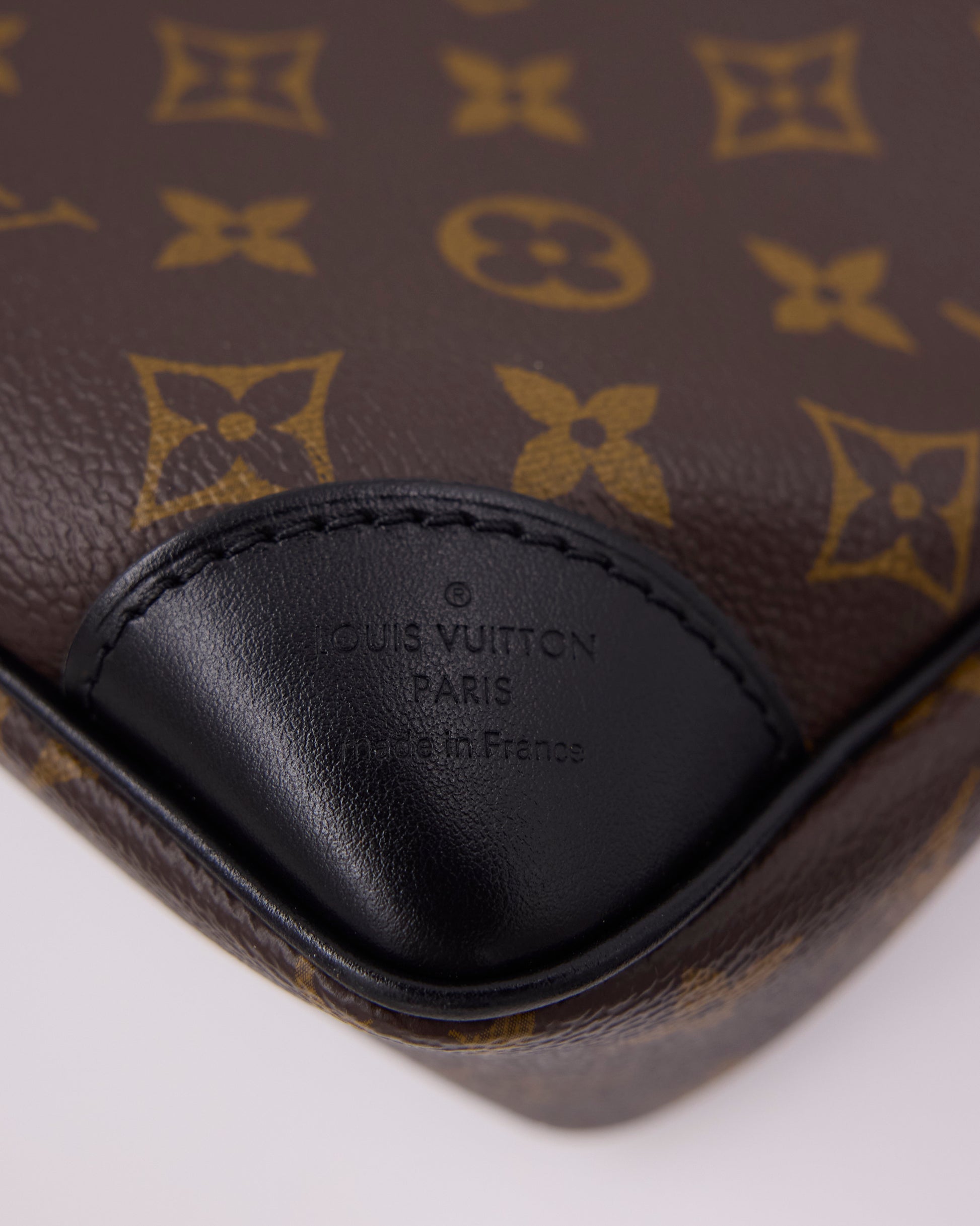 Louis Vuitton Odeon Monogram Canvas schwarz mit eingeprägtem Markenlogo und Monogramm Muster