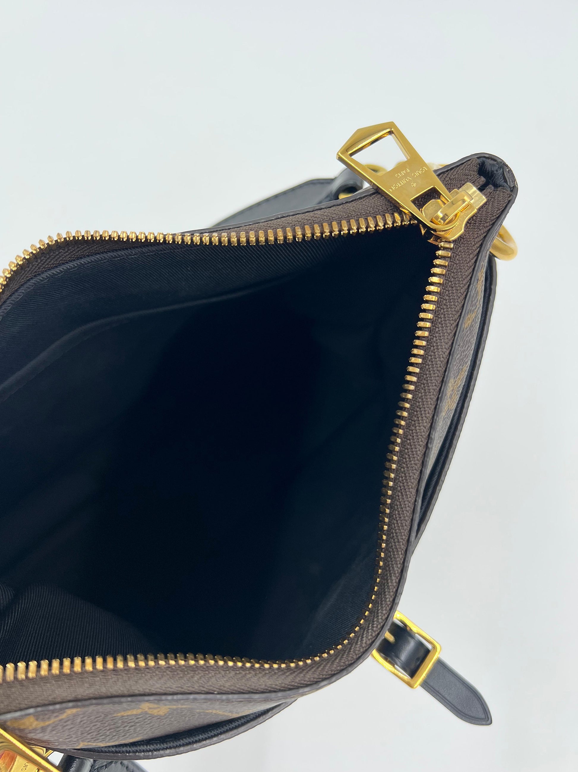 Louis Vuitton Odeon Monogram Canvas schwarz, geöffnete Tasche mit schwarzem Innenfutter und goldfarbenem Reißverschluss