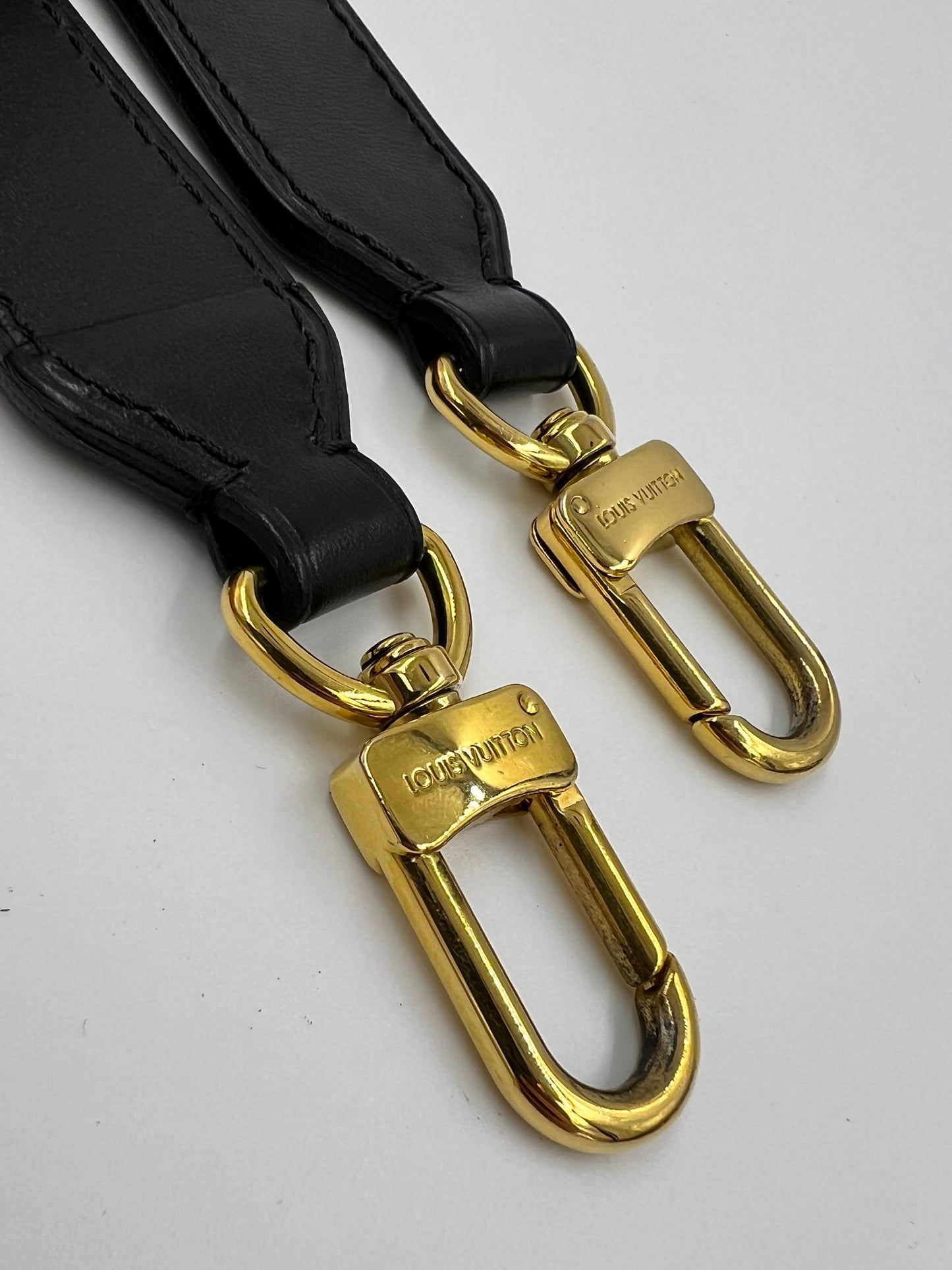 Louis Vuitton Odeon Monogram Canvas schwarz mit goldfarbenen Karabinerhaken und schwarzem Schulterriemen