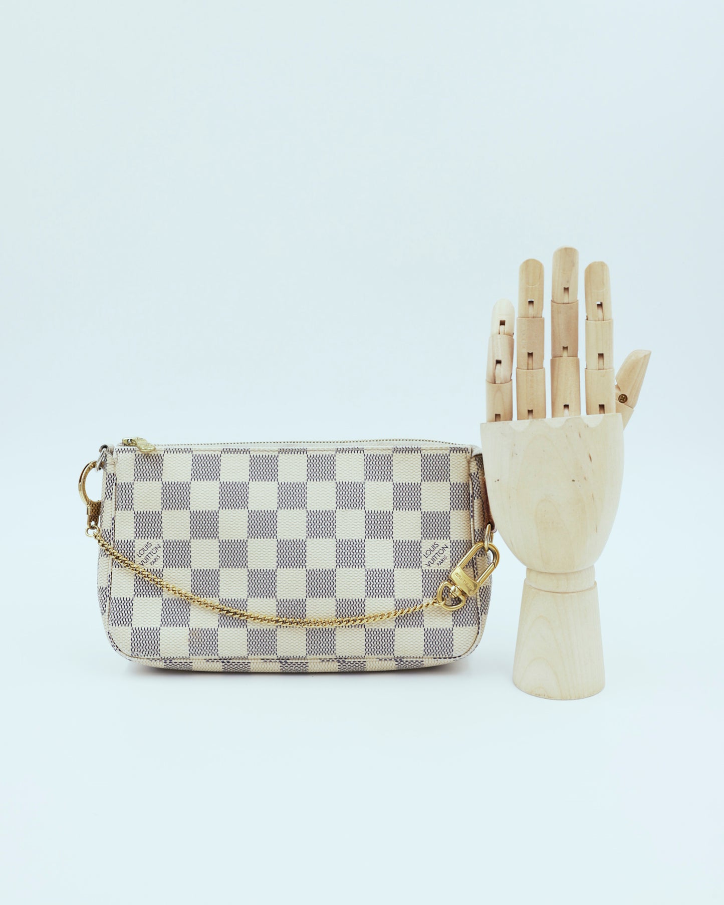 LOUIS VUITTON Pochette Accessoires Damier Azur als Secondhand Clutch mit Kette