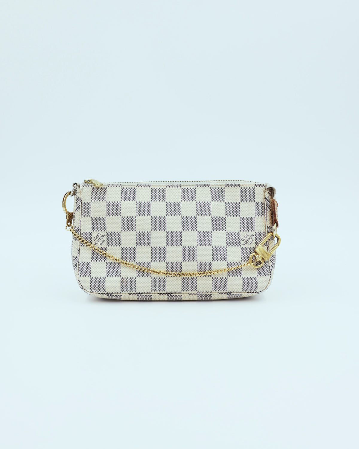 LOUIS VUITTON Pochette Accessoires Damier Azur Secondhand Clutch mit Kettenriemen in hellem Karomuster