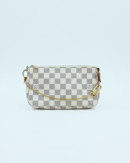 LOUIS VUITTON Pochette Accessoires Damier Azur Secondhand Clutch mit Kettenriemen in hellem Karomuster