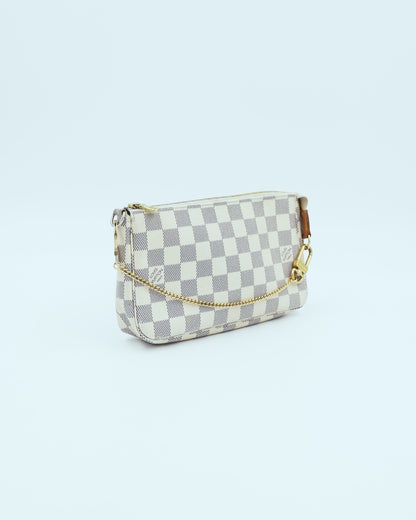 LOUIS VUITTON Pochette Accessoires Damier Azur in Weiß mit goldfarbener Kette als Secondhand Designerhandtasche
