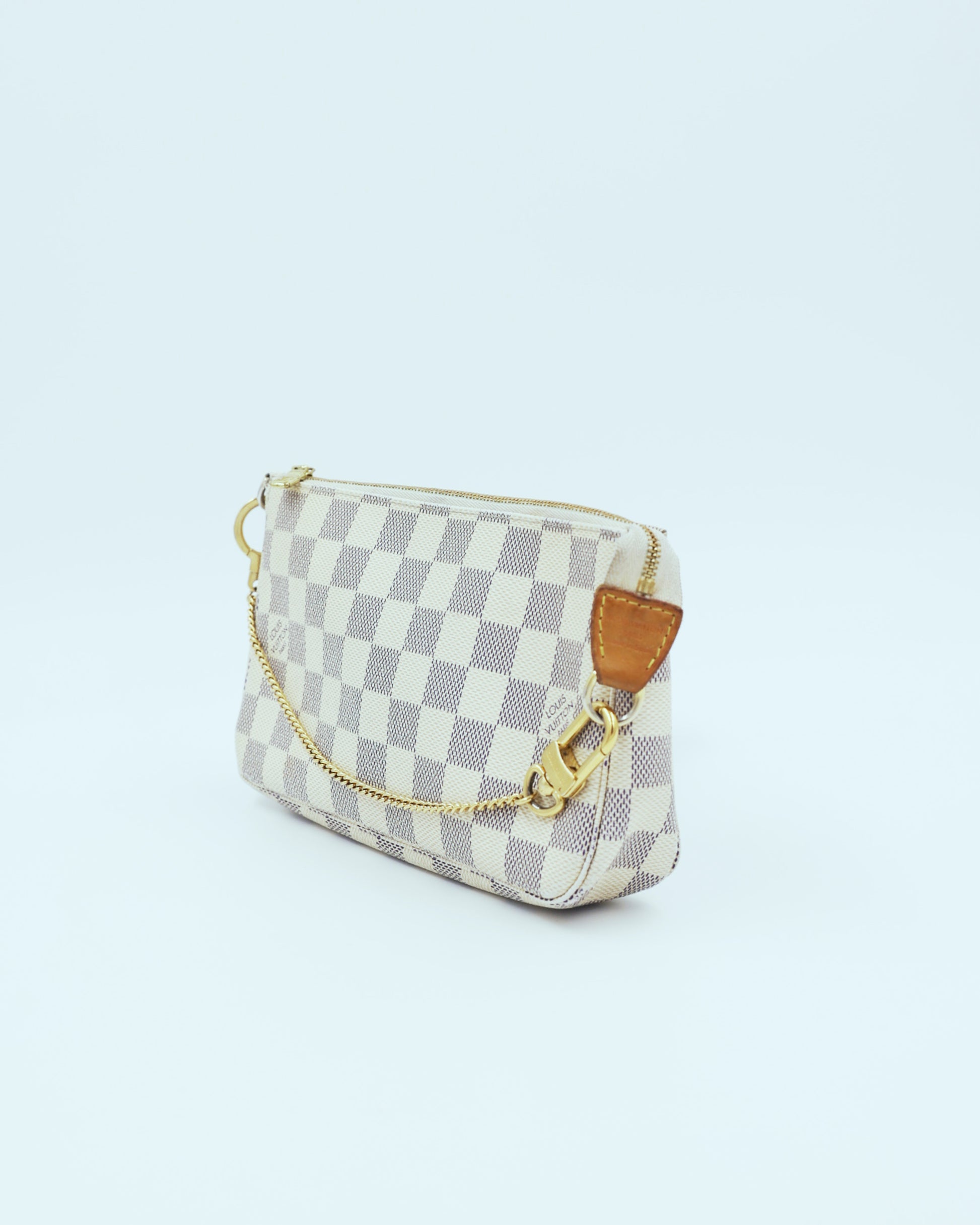 LOUIS VUITTON Pochette Accessoires Damier Azur als Secondhand Designerhandtasche mit goldfarbenem Reißverschluss