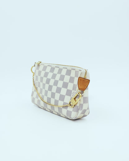 LOUIS VUITTON Pochette Accessoires Damier Azur als Secondhand Designerhandtasche mit goldfarbenem Reißverschluss