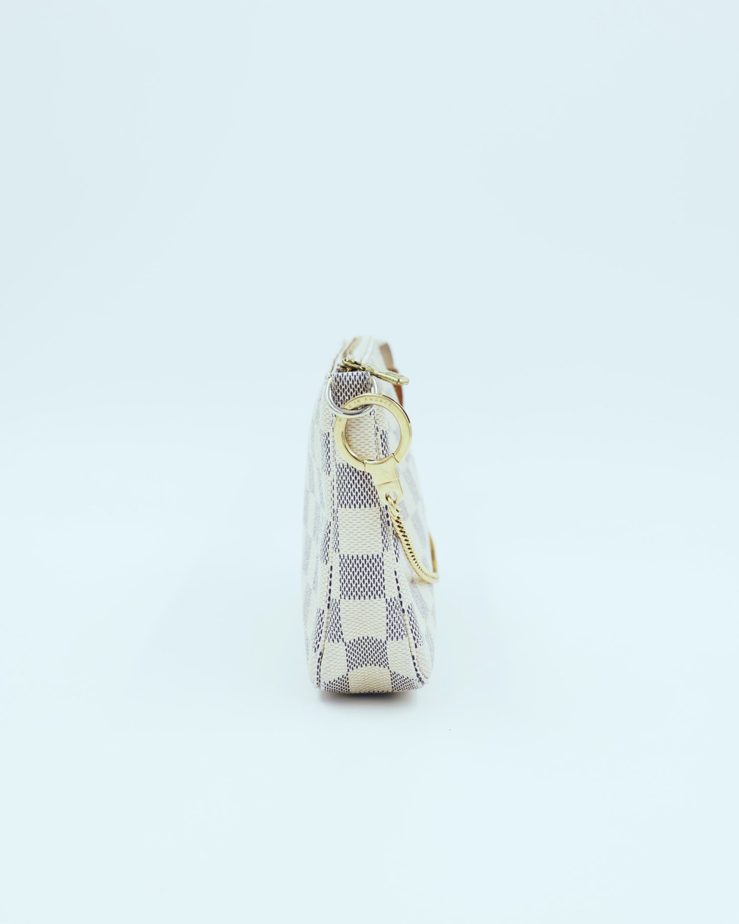 LOUIS VUITTON Pochette Accessoires Damier Azur, Seitenansicht einer Designerhandtasche aus zweiter Hand