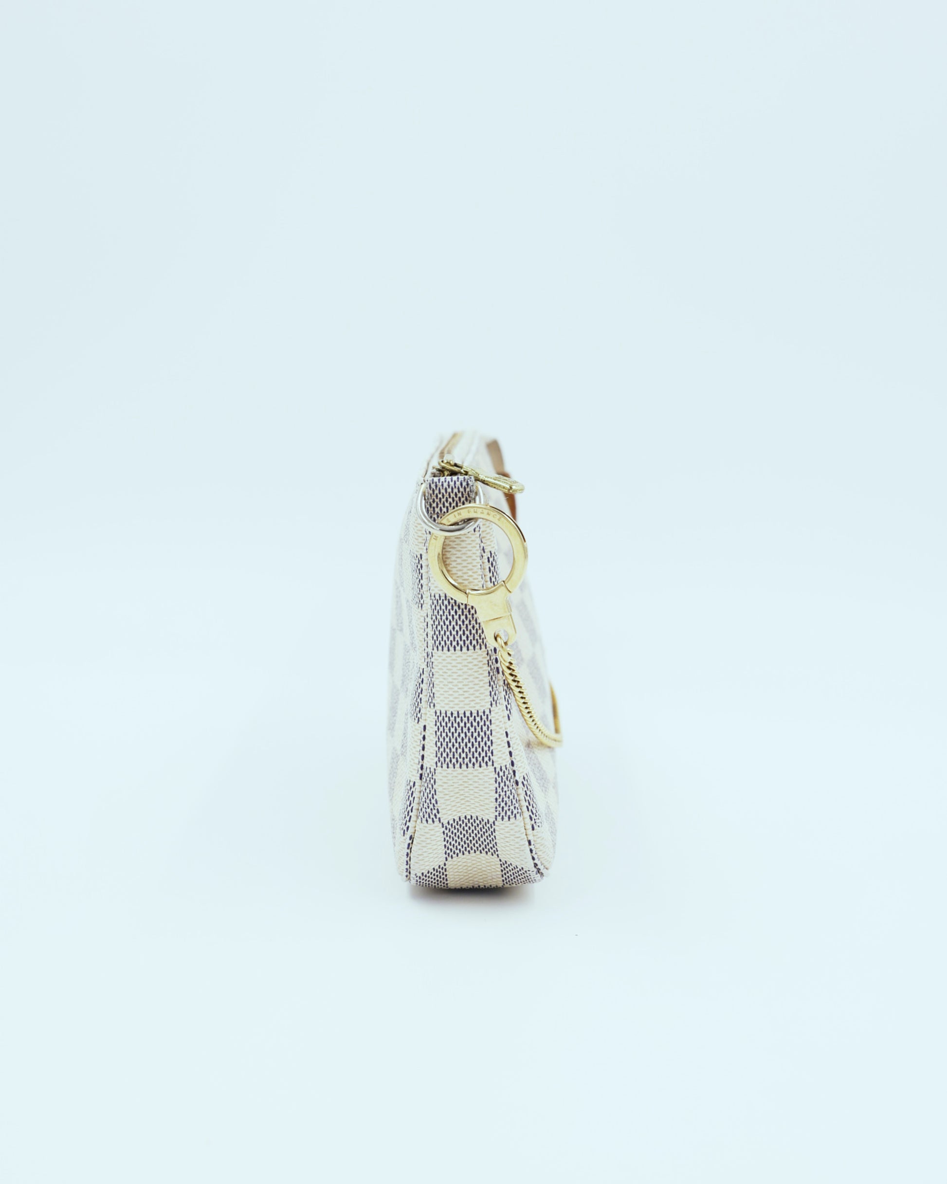 LOUIS VUITTON Pochette Accessoires Damier Azur, Seitenansicht einer Designerhandtasche aus zweiter Hand