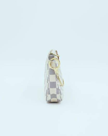LOUIS VUITTON Pochette Accessoires Damier Azur, Seitenansicht einer Designerhandtasche aus zweiter Hand