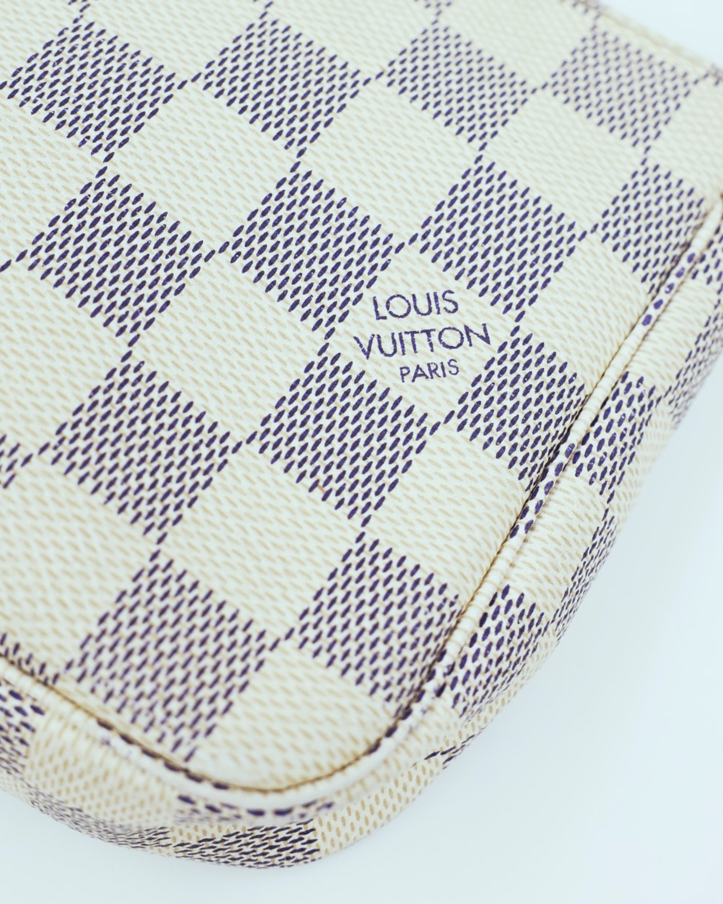 Detailansicht der LOUIS VUITTON Pochette Accessoires Damier Azur mit ikonischem Karomuster und Logo