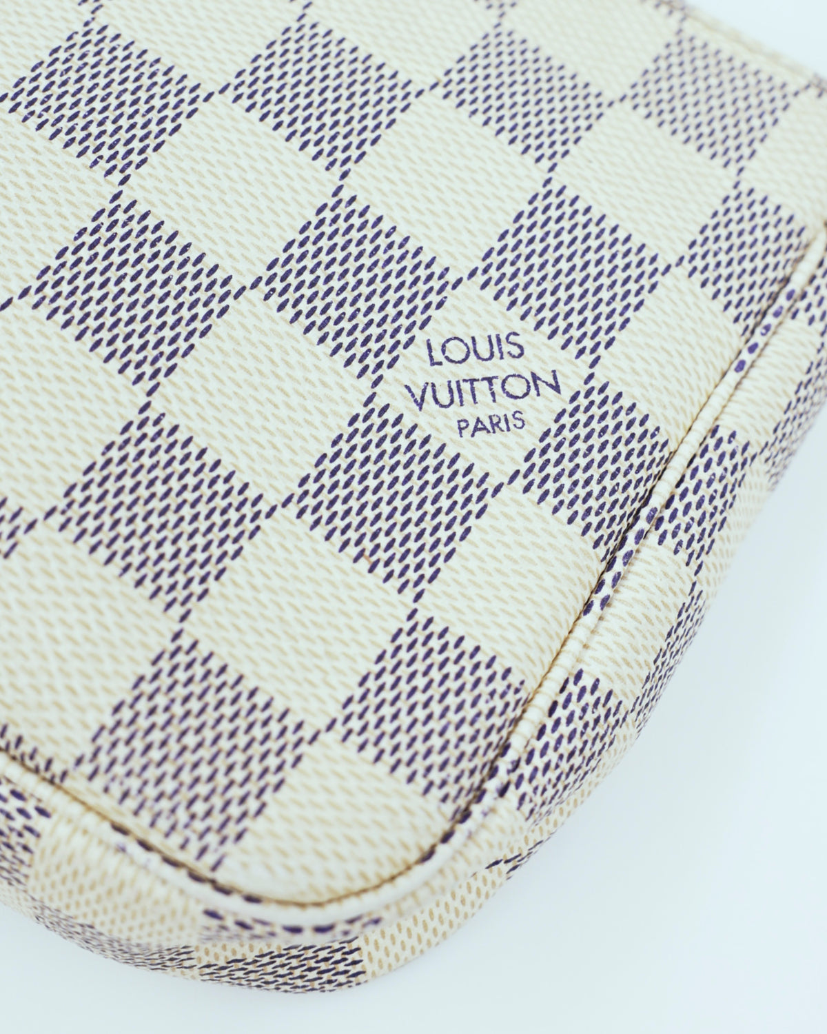 Detailansicht der LOUIS VUITTON Pochette Accessoires Damier Azur mit ikonischem Karomuster und Logo