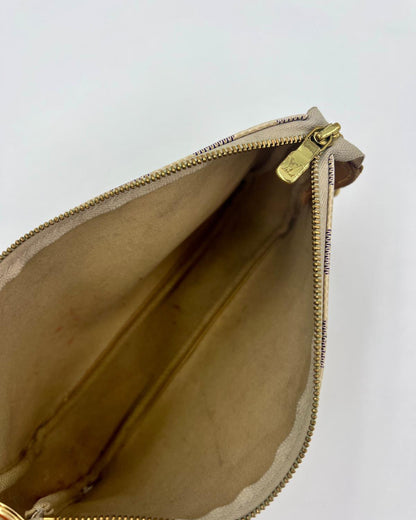 LOUIS VUITTON Pochette Accessoires Damier Azur Innenansicht mit geräumigem beigefarbenem Innenfach