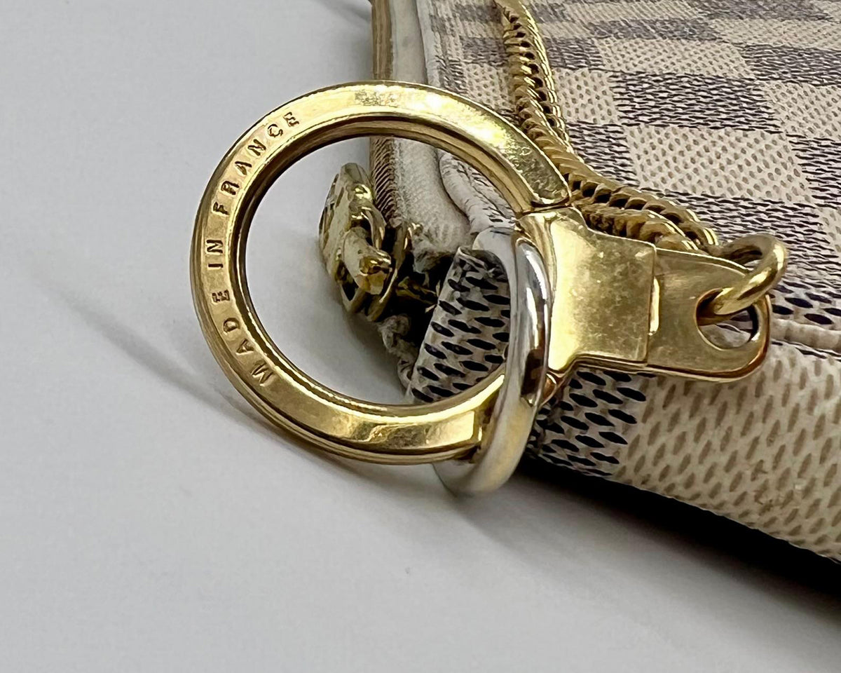 LOUIS VUITTON Pochette Accessoires Damier Azur mit goldfarbenem Verschluss und Detailansicht des Canvasmusters