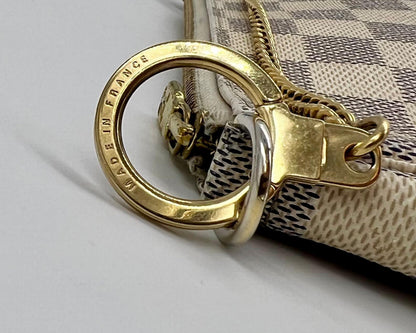 LOUIS VUITTON Pochette Accessoires Damier Azur mit goldfarbenem Verschluss und Detailansicht des Canvasmusters