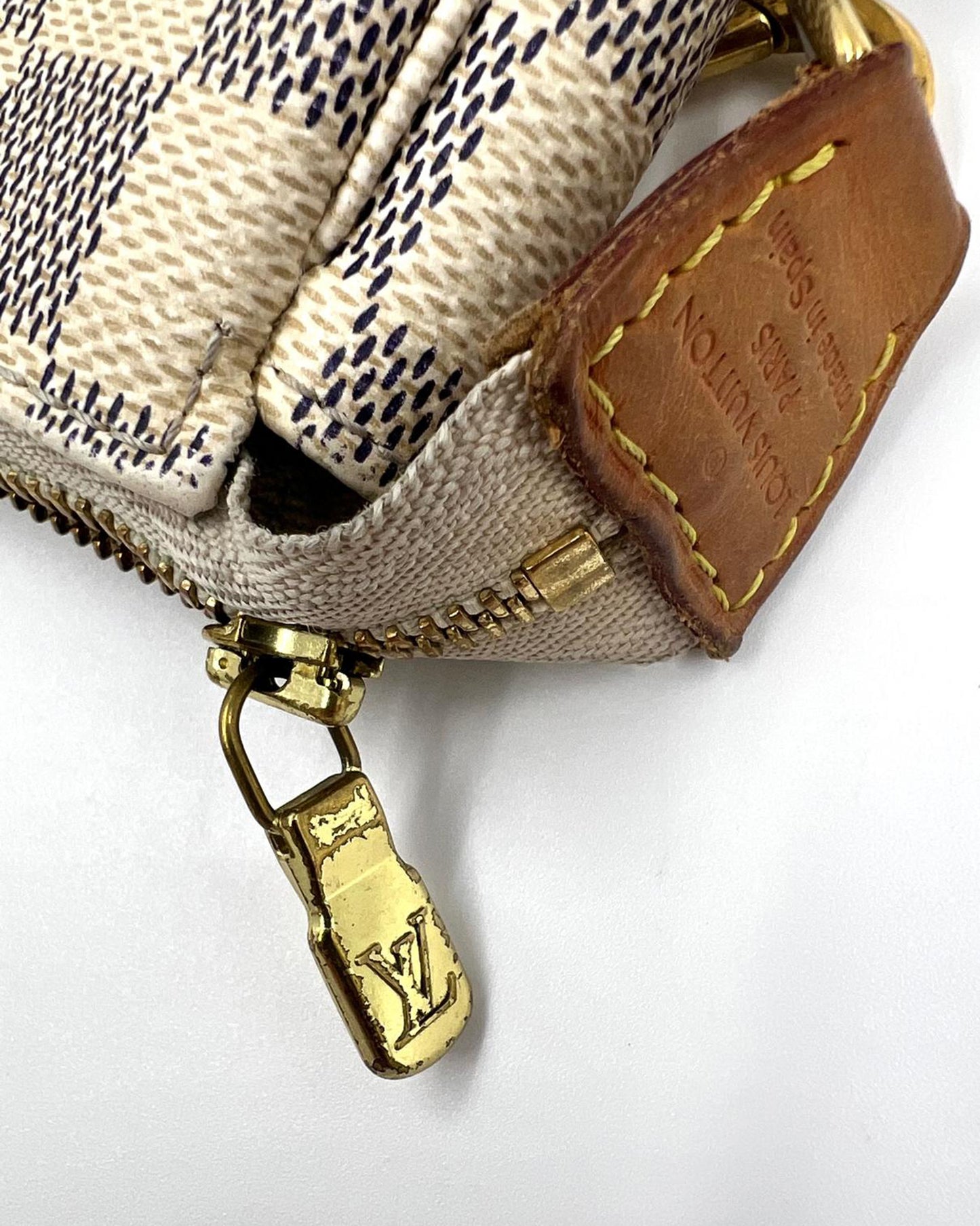 LOUIS VUITTON Pochette Accessoires Damier Azur mit goldfarbenem Reißverschluss und Lederriemen
