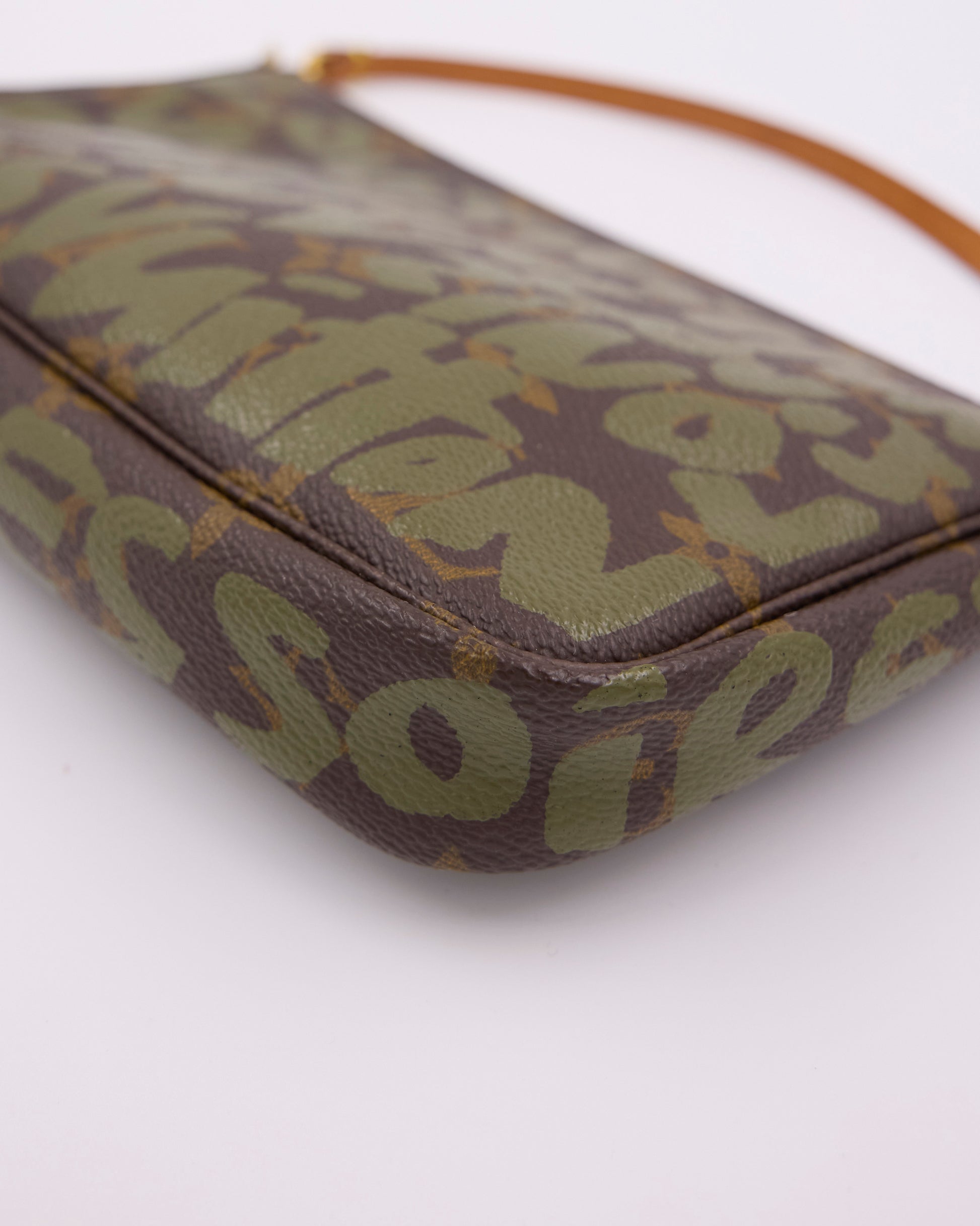 LOUIS VUITTON Pochette Accessoires Graffiti x Stephen Sprouse khaki mit Camouflage Muster