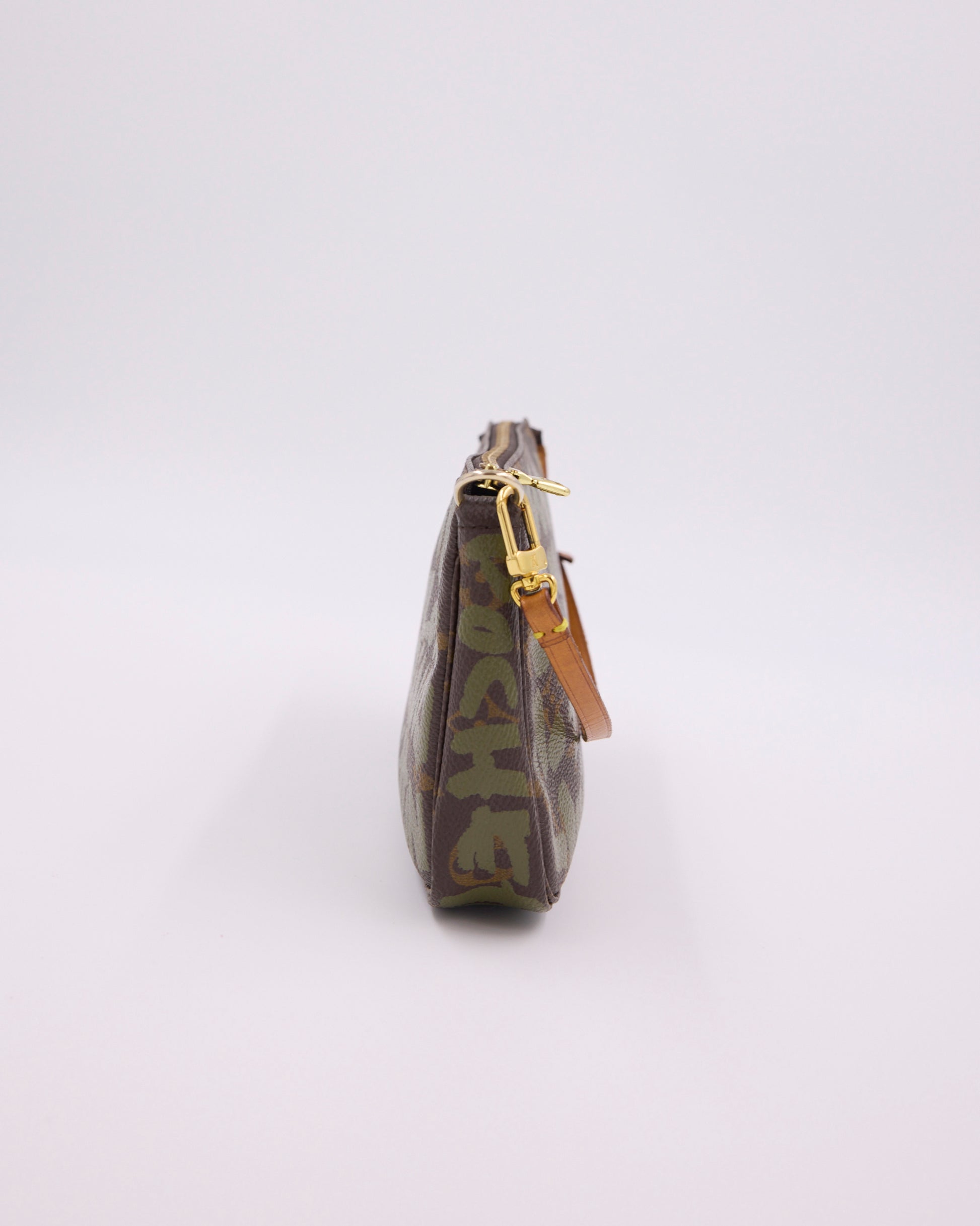 LOUIS VUITTON Pochette Accessoires Graffiti x Stephen Sprouse khaki seitliche Ansicht einer Vintage Clutch