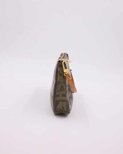 LOUIS VUITTON Pochette Accessoires Graffiti x Stephen Sprouse khaki seitliche Ansicht einer Vintage Clutch