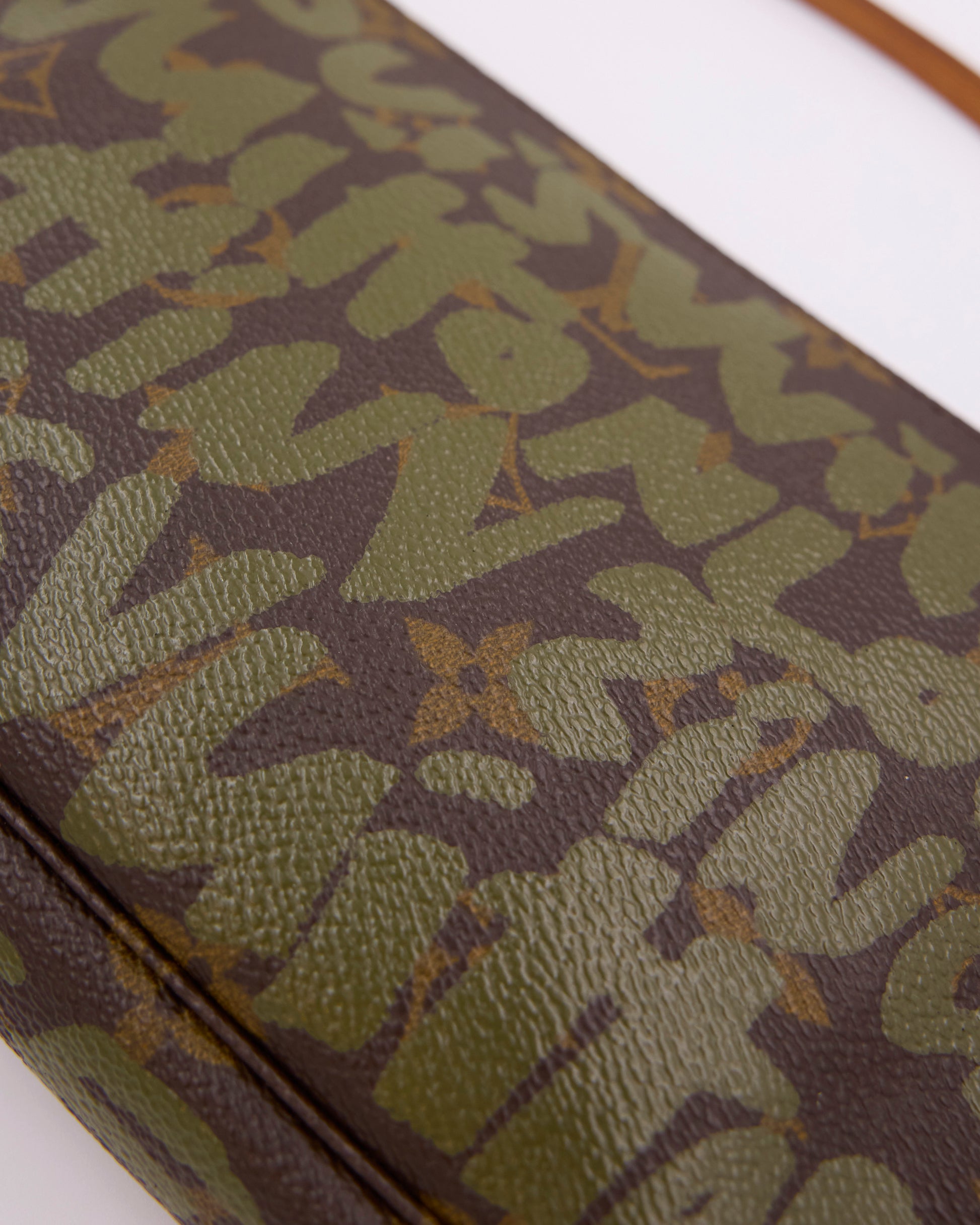 LOUIS VUITTON Pochette Accessoires Graffiti x Stephen Sprouse khaki Designer Clutch mit Camouflage Muster