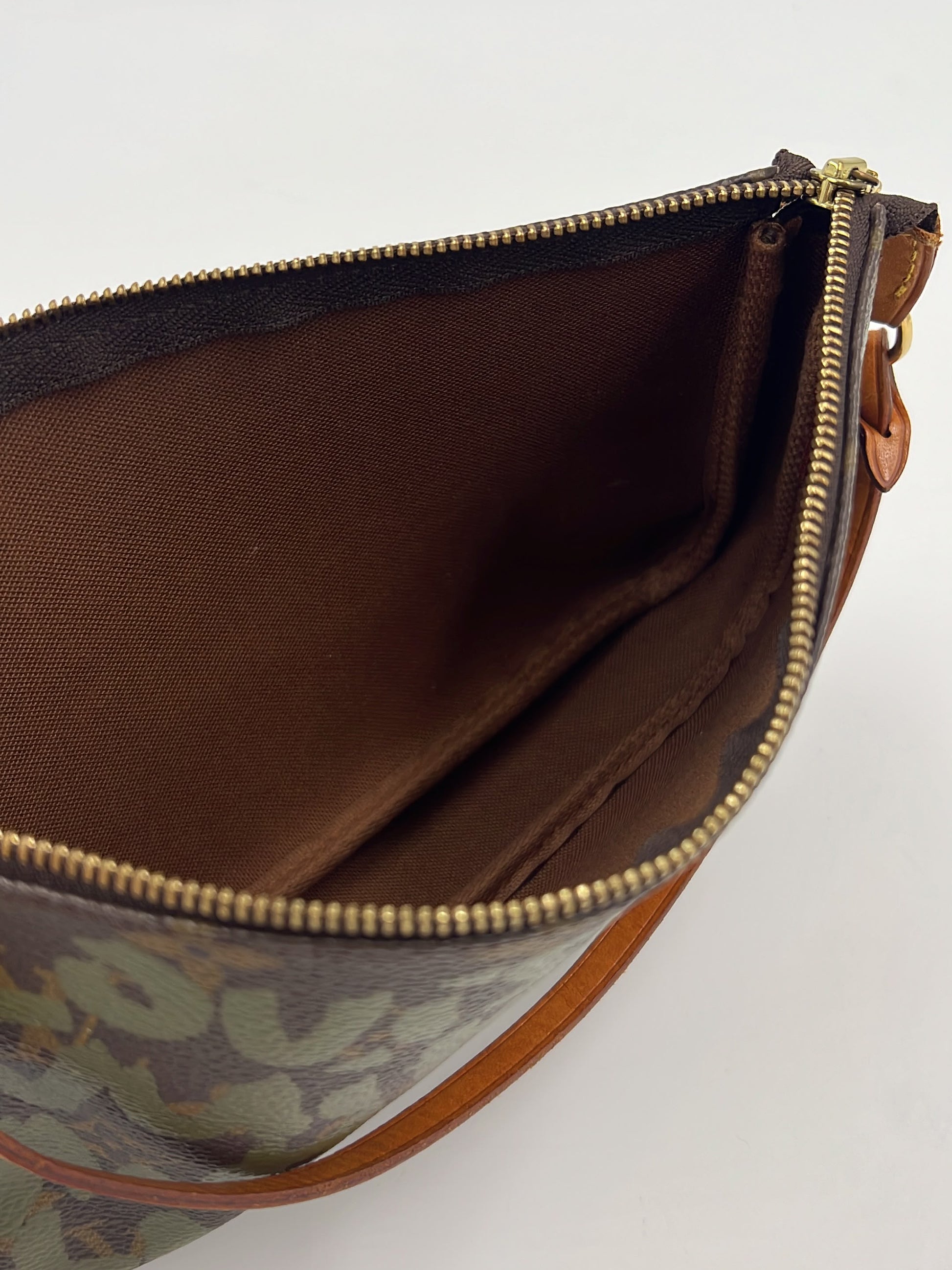 LOUIS VUITTON Pochette Accessoires Graffiti x Stephen Sprouse khaki geöffnet mit braunem Innenfach