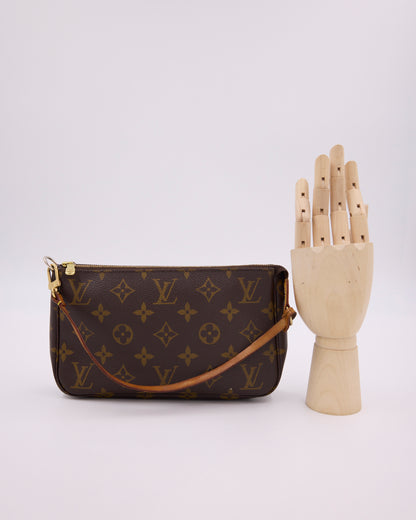 LOUIS VUITTON Pochette Accessoires Monogram Canvas mit Schulterriemen im Monogramm Design