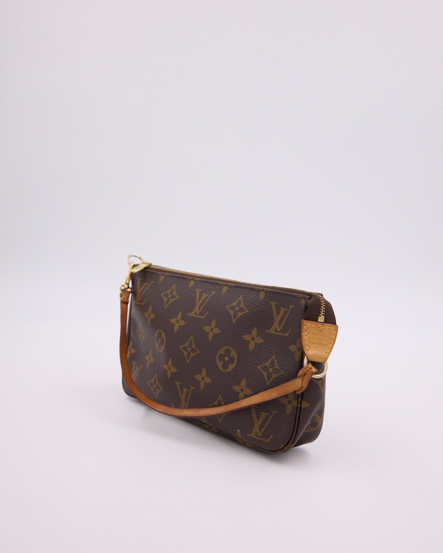 LOUIS VUITTON Pochette Accessoires Monogram Canvas als braune Secondhand Clutch mit Monogramm