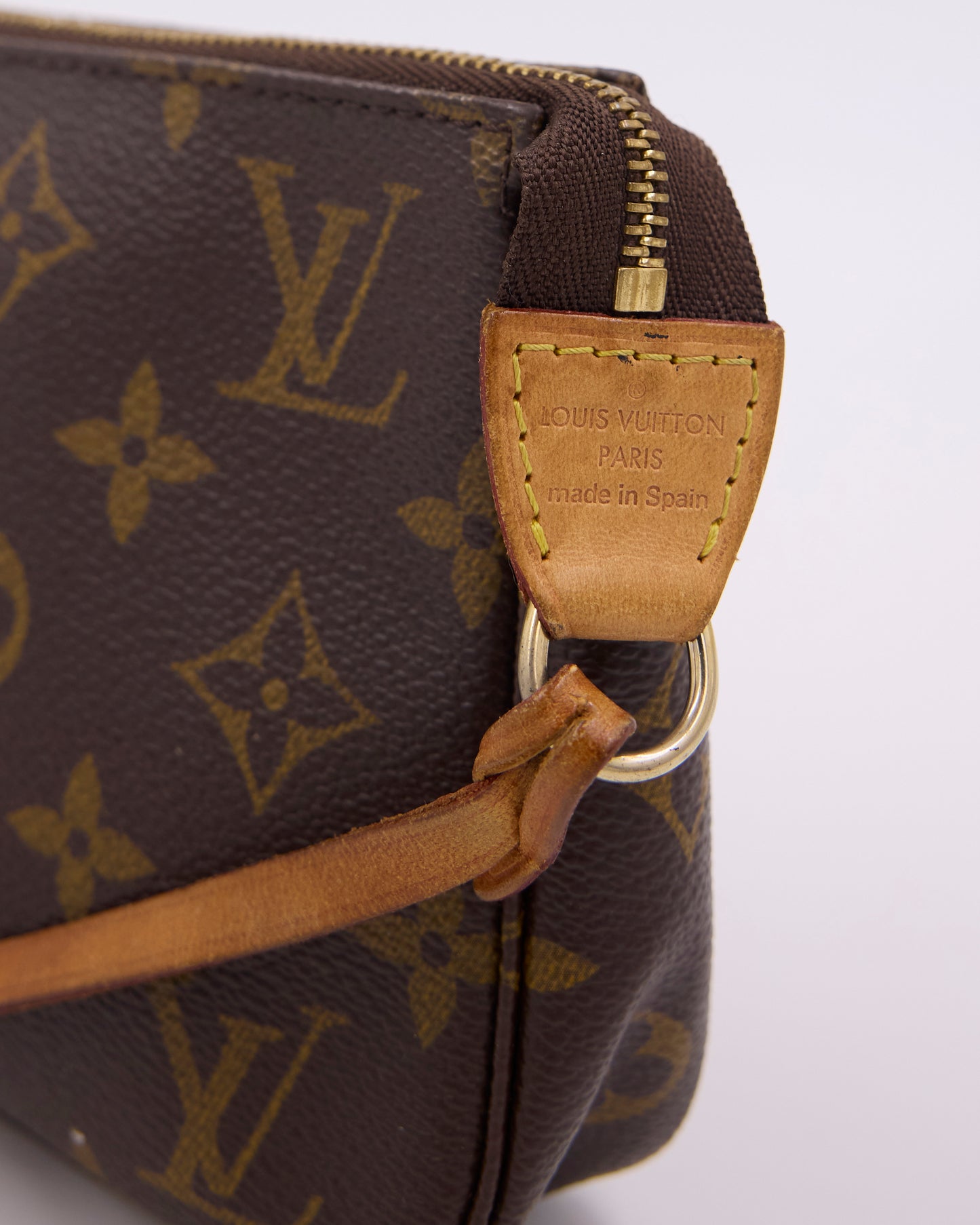 LOUIS VUITTON Pochette Accessoires Monogram Canvas mit Monogramm und Lederriemen Detailansicht