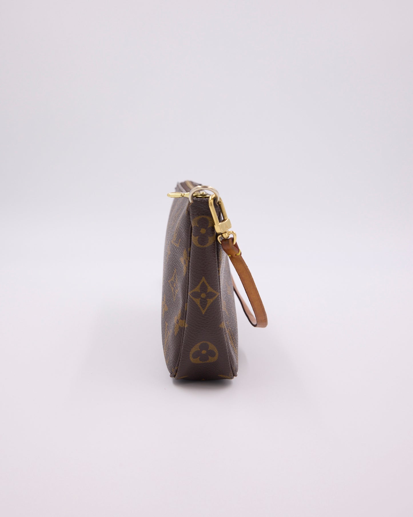 LOUIS VUITTON Pochette Accessoires Monogram Canvas in seitlicher Ansicht mit Trageband