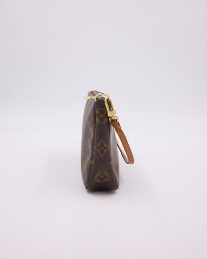 LOUIS VUITTON Pochette Accessoires Monogram Canvas in seitlicher Ansicht mit Trageband