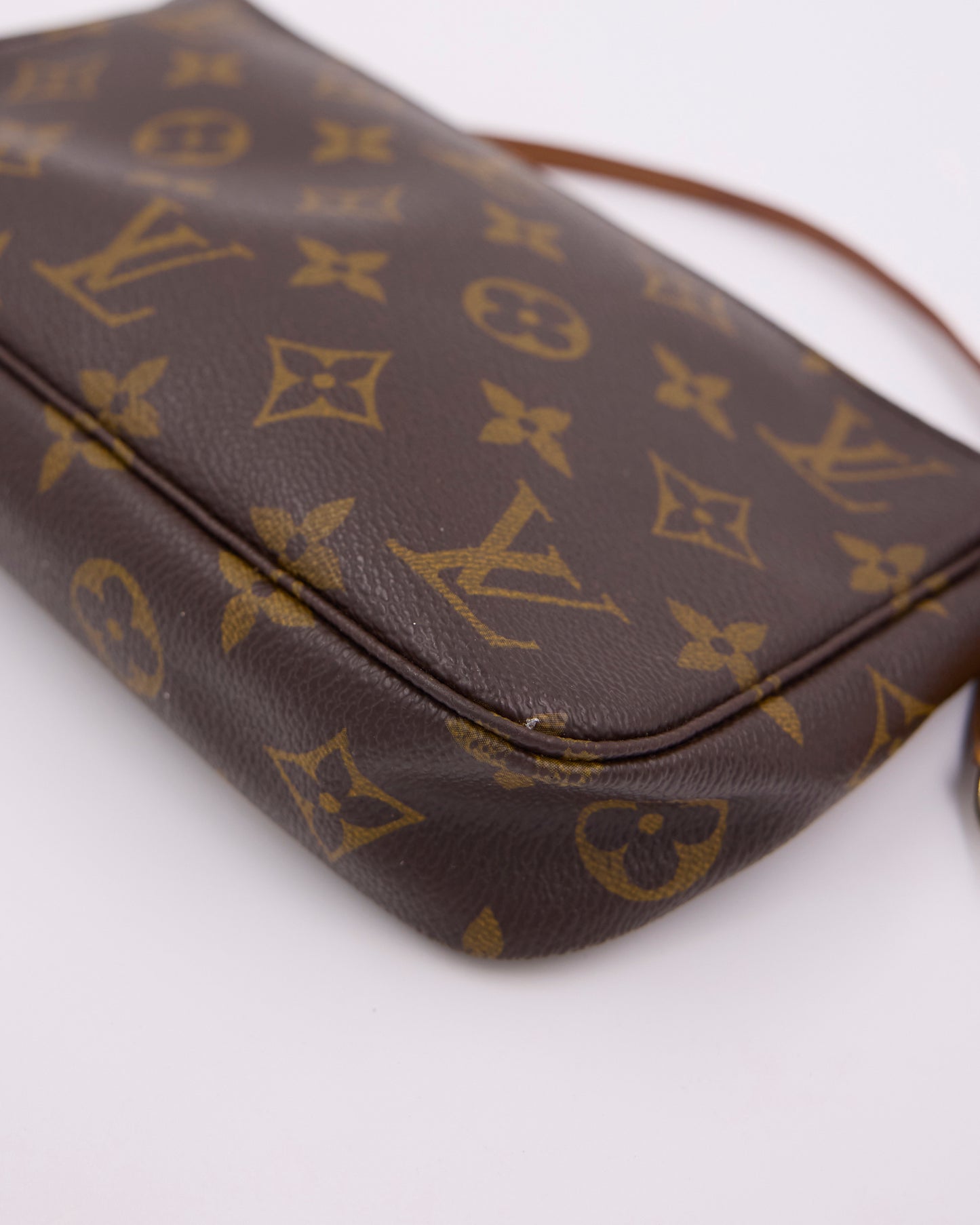 LOUIS VUITTON Pochette Accessoires Monogram Canvas mit Monogramm und Schulterriemen