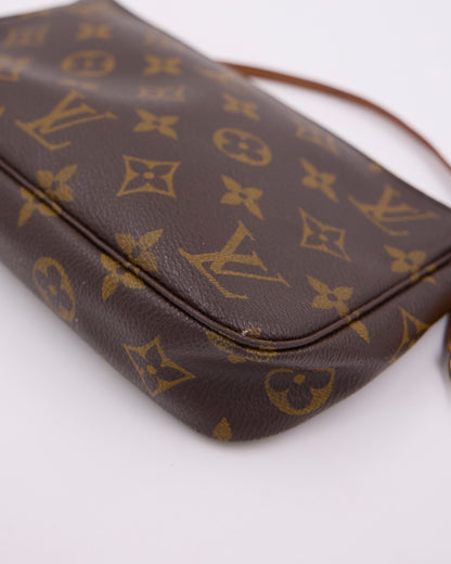 LOUIS VUITTON Pochette Accessoires Monogram Canvas mit Monogramm und Schulterriemen