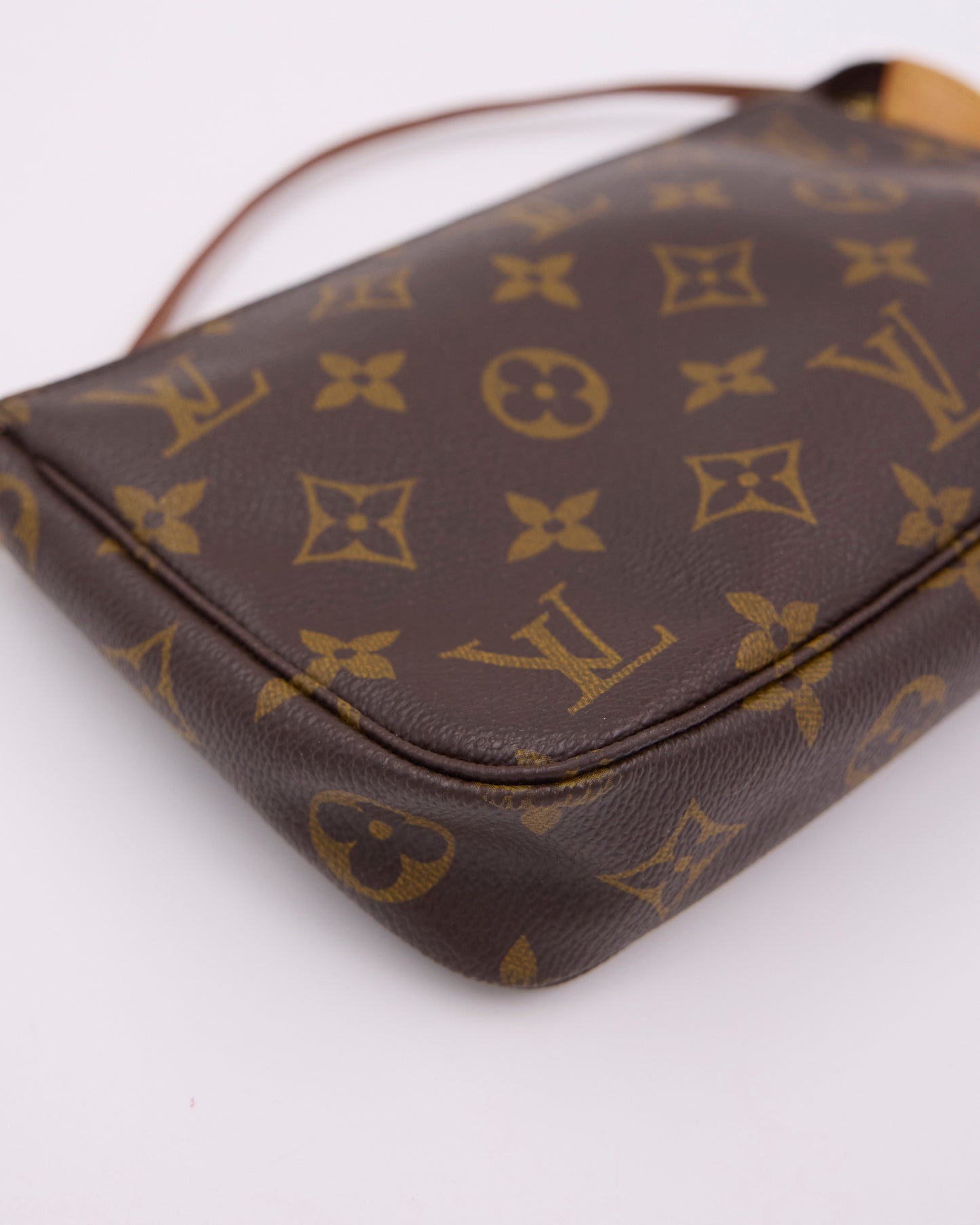 LOUIS VUITTON Pochette Accessoires Monogram Canvas braune Clutch mit Schulterriemen