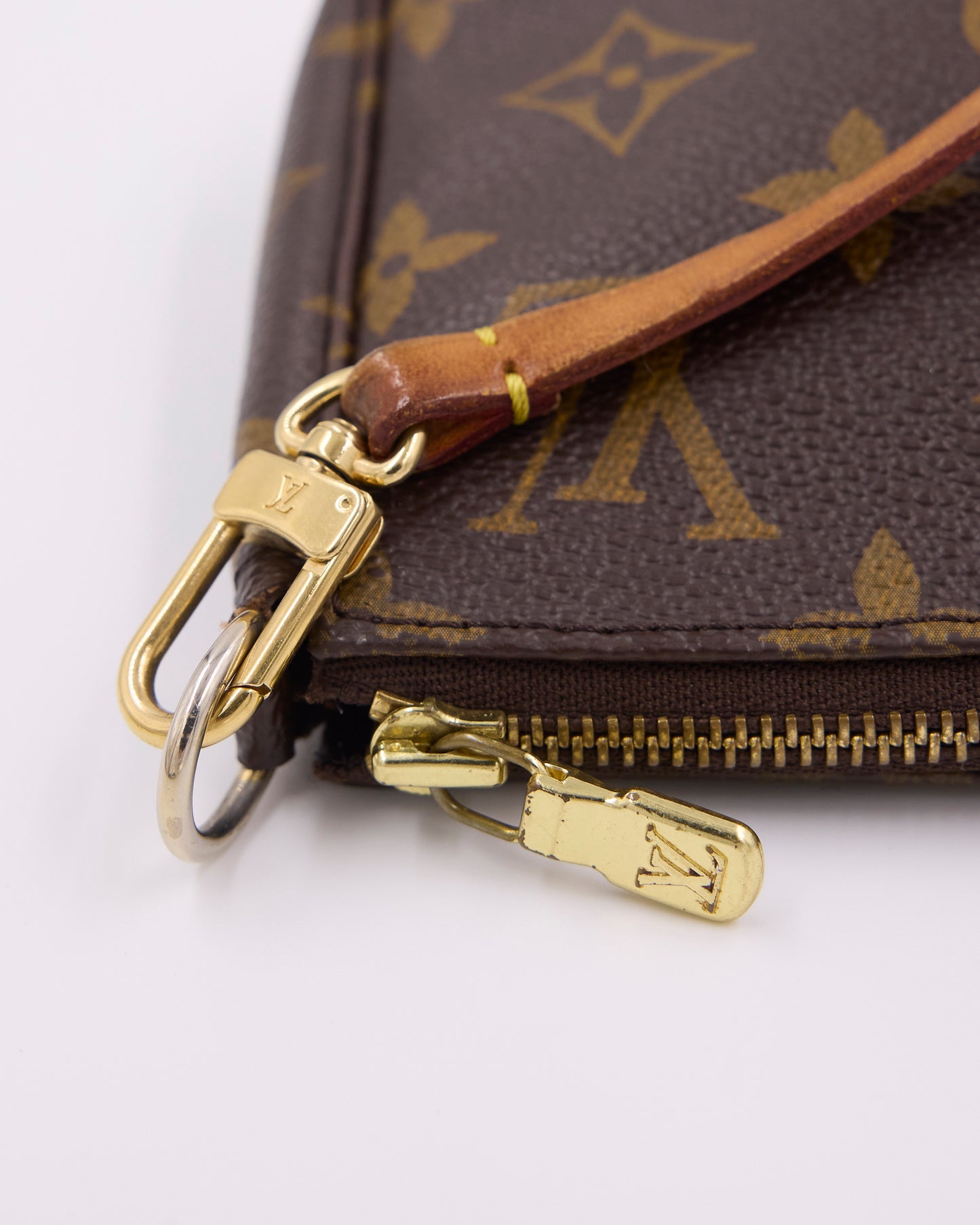 LOUIS VUITTON Pochette Accessoires Monogram Canvas mit Monogramm und goldfarbenem Reißverschluss