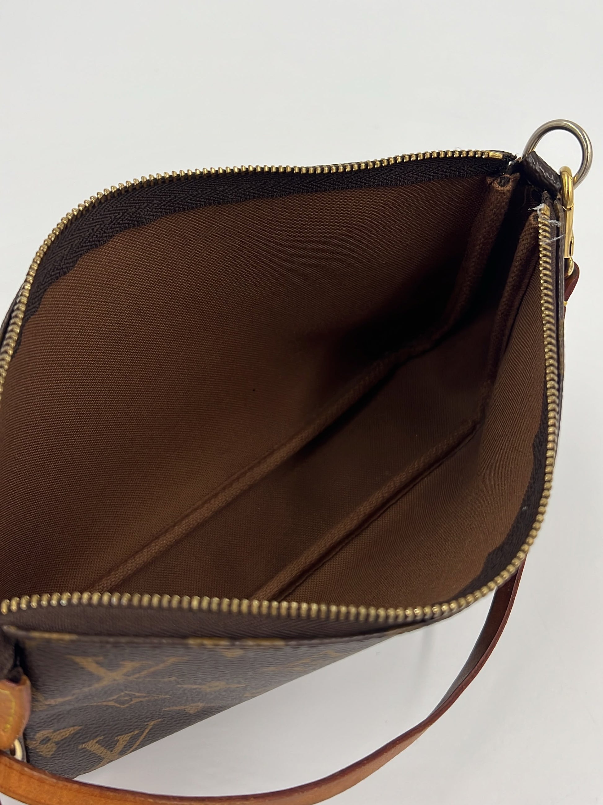 LOUIS VUITTON Pochette Accessoires Monogram Canvas geöffnet mit braunem Innenfach und Reißverschluss