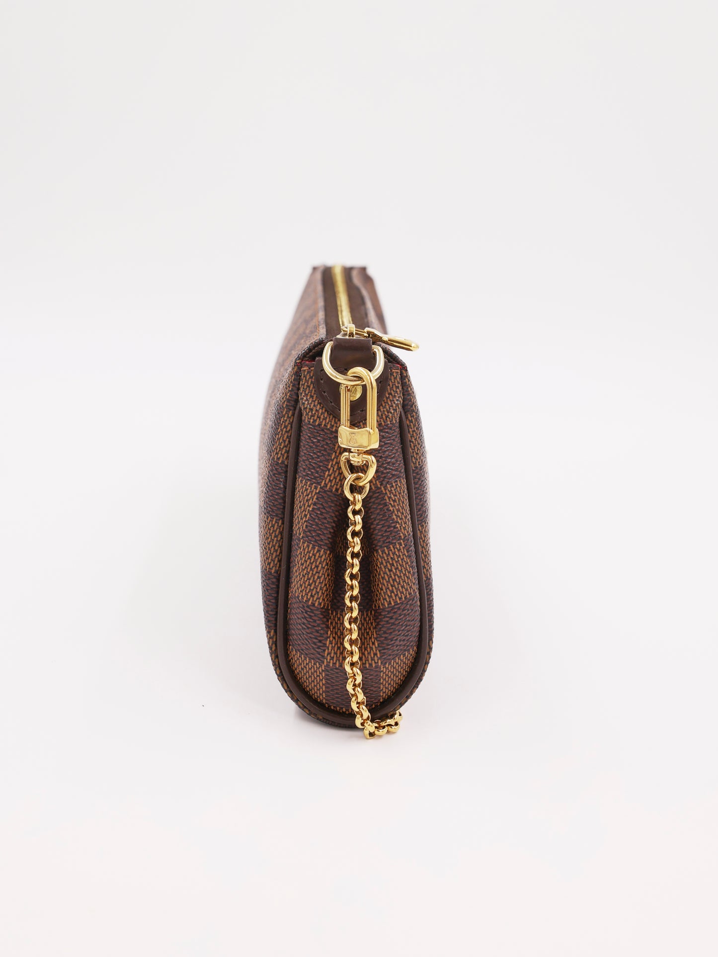 LOUIS VUITTON Pochette Eva Damier Ebene als braune Clutch mit goldener Kette in Seitenansicht