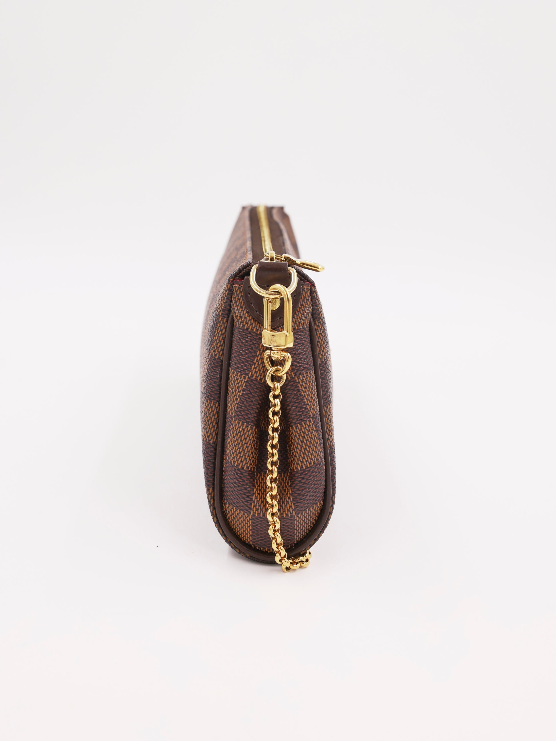 LOUIS VUITTON Pochette Eva Damier Ebene als braune Clutch mit goldener Kette in Seitenansicht